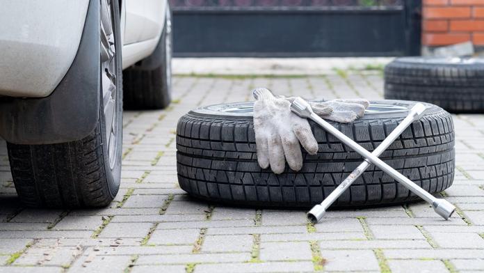 Dojíždíte v létě zimní pneumatiky? Test ukázal, že to rozhodně není dobrý nápad