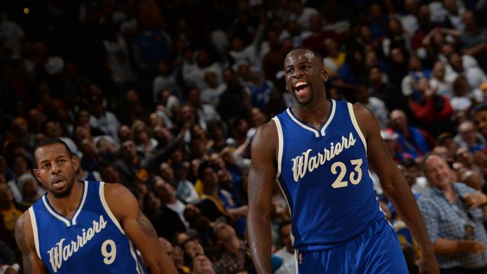Další triple-double! Vysmátý Draymond Green útočí na legendy