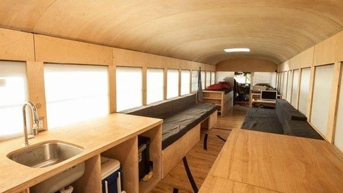 Ze starého autobusu udělal luxusní obytňák za 160 tisíc korun