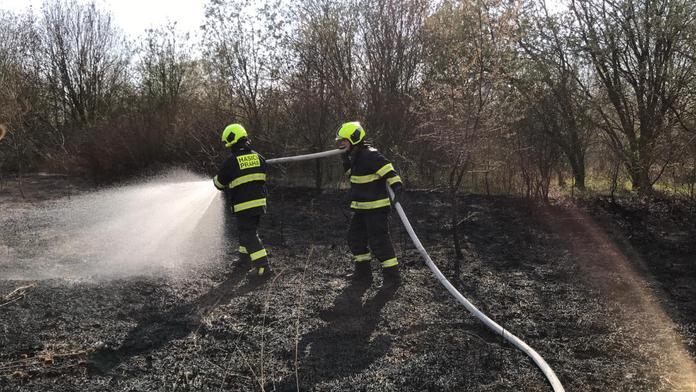 Muž si odskočil a chtěl zahladit stopy. Zaměstnal pražské hasiče