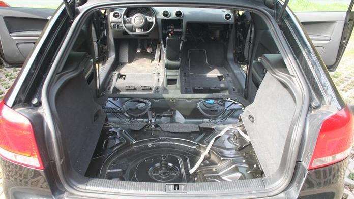 Zloděj auto doslova vyluxoval, netknutý zůstal jen volant. FOTO