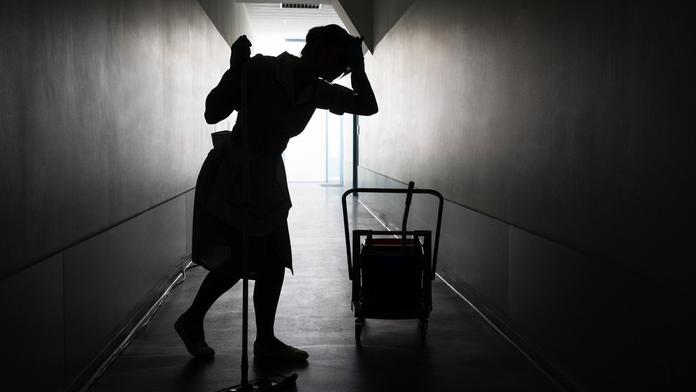 Zaměstnavatel matku čtyř dětí surově zbil a poslal domů umřít