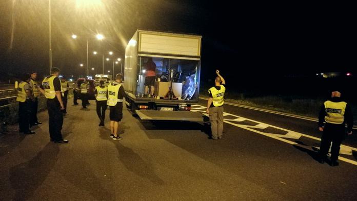 Policisté a celníci zkontrolovali desítky kamionů! Hledali migranty