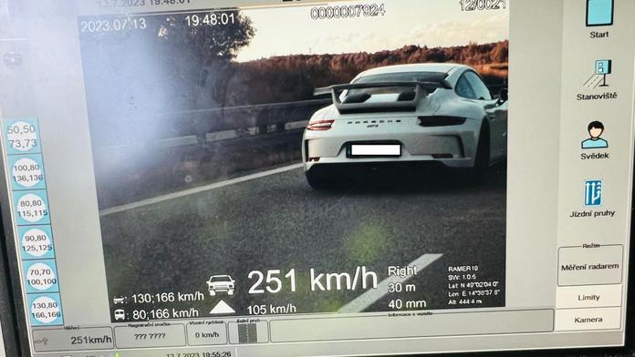 Policie: Nepleťte si dálnici s autodromem! Řidiči v Porsche 911 naměřili na D3 přes 250 km/h