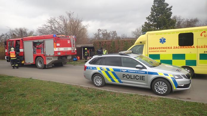 Během opravy spadlo na muže auto. Vážným zraněním podlehl na místě