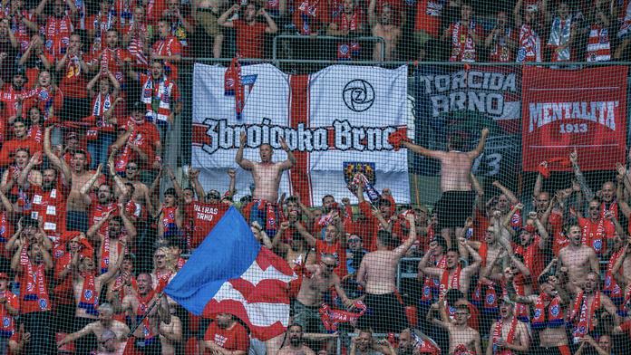 Ostuda fanoušků Zbrojovky. Po debaklu poničili vlak i toalety v Edenu
