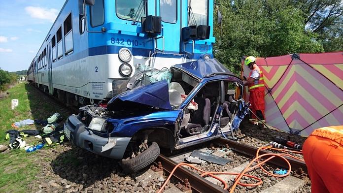 Auto na přejezdu smetl vlak, tlačil ho 200 metrů! Řidička zemřela