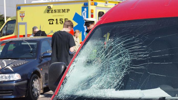 Senioři (86 a 84) přebíhali silnici, smetla je dodávka. Žena zemřela