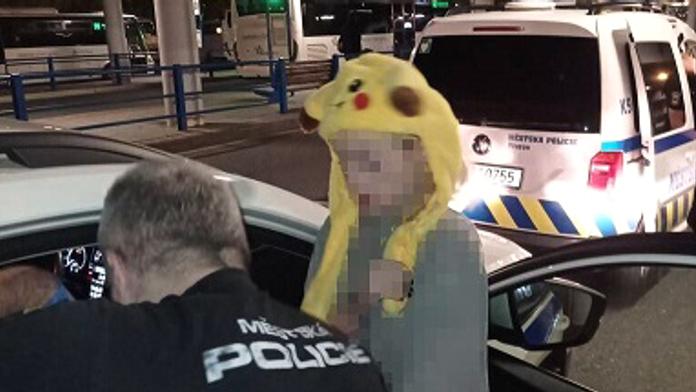 Hlídka našla opilou dívku s Pikačuem na hlavě. Když pro ni přijel otec, byl také opilý
