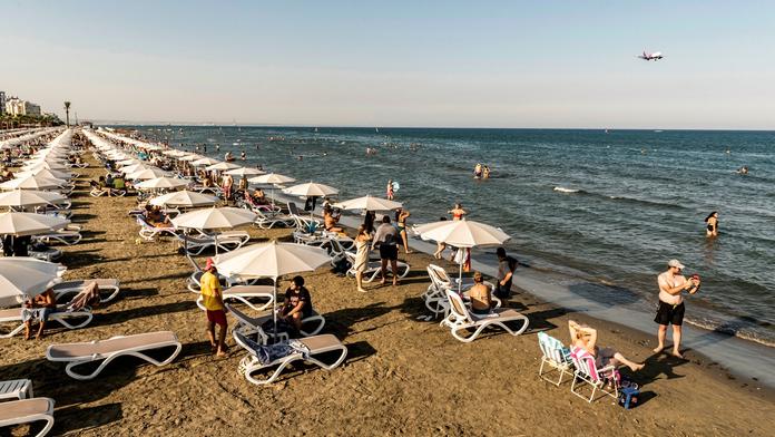 Oblíbená destinace kvůli covidu zpřísňuje. Opět zavádí roušky