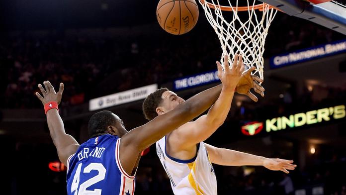 Curryho znovu zastínil Thompson, Philadelphii nasázel čtyřicet bodů