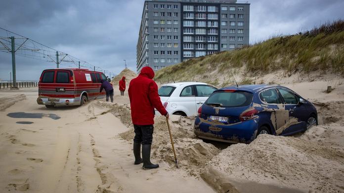 Belgii zasáhla bouře Odette. Město na pobřeží pohřbily tuny písku