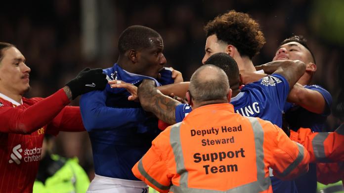 Emotivní dohra na Evertonu. Padaly červené karty, dostal ji i Slot