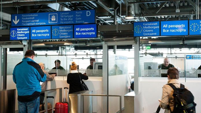 Muž odletěl z Prahy do Británie na cizí pas, zjistil to až doma