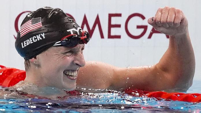 Americká plavkyně Katie Ledecká se raduje z výhry