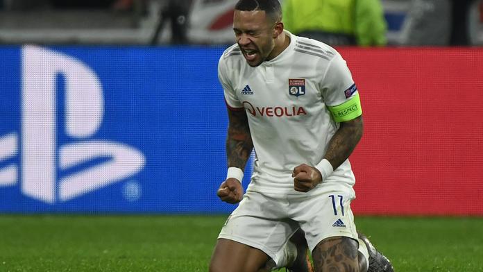 Depay šel bránit spoluhráče Marcela, fanoušci se na něj vrhli