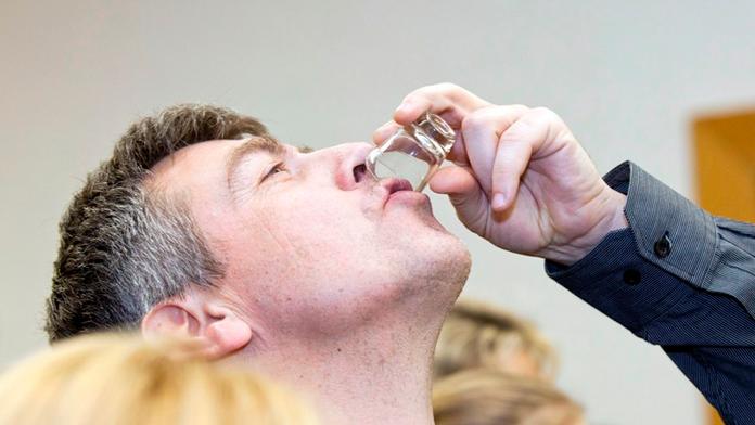 Dva lidé zemřeli kvůli závadnému alkoholu: Kde ho vzali?