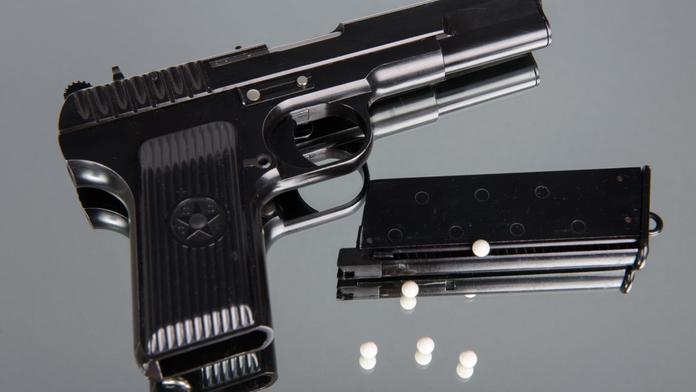 Český školák hrozil v Anglii pistolí. Před trestem utekl domů