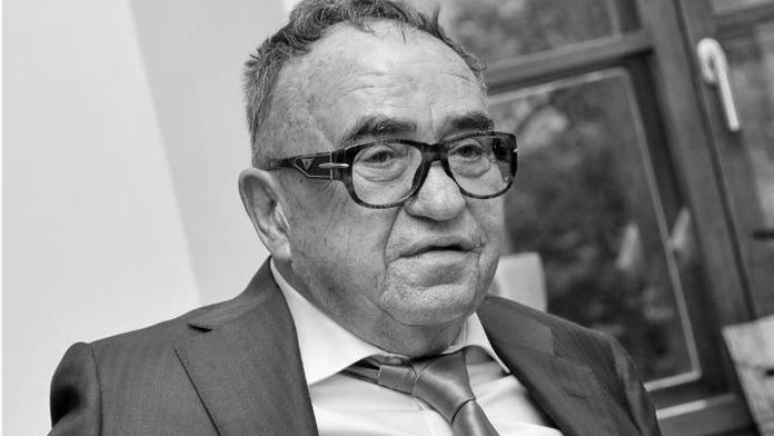 Rozsekal řadu luxusních aut. Teď miliardář z Litomyšle zemřel. Bylo mu 78 let