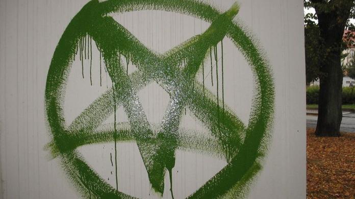 Popletený satanista hanobil kostel. Netrefil se