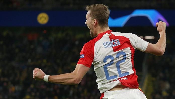 Souček myslí na Slavii. Klubu daroval cenný předmět s dojemným vzkazem