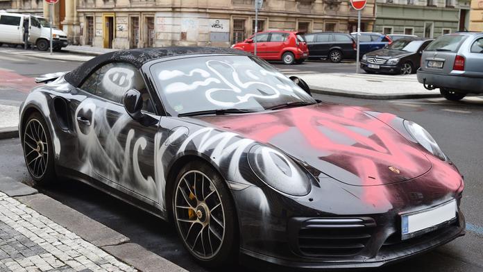 Tohle zamrzí! Vandal poničil na Smíchově luxusní Porsche! GALERIE
