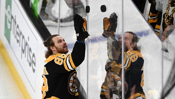 Pastrňák gólem a asistencí dovedl Bruins k výhře. Skóroval i Nečas