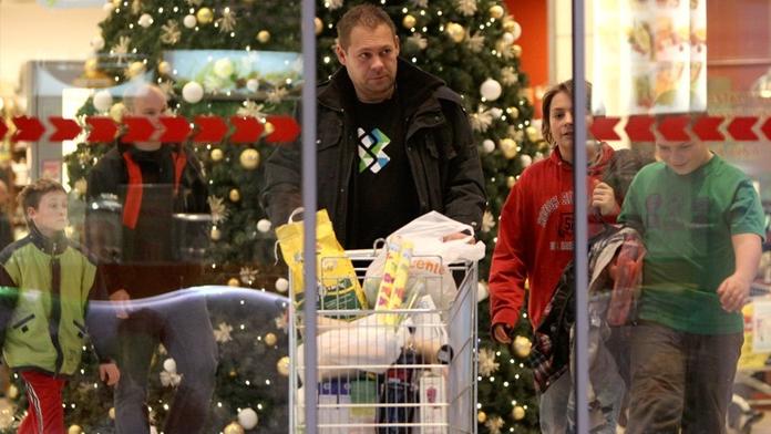 Do obchodů na Silvestra a Nový rok? PŘEHLED otevírací doby
