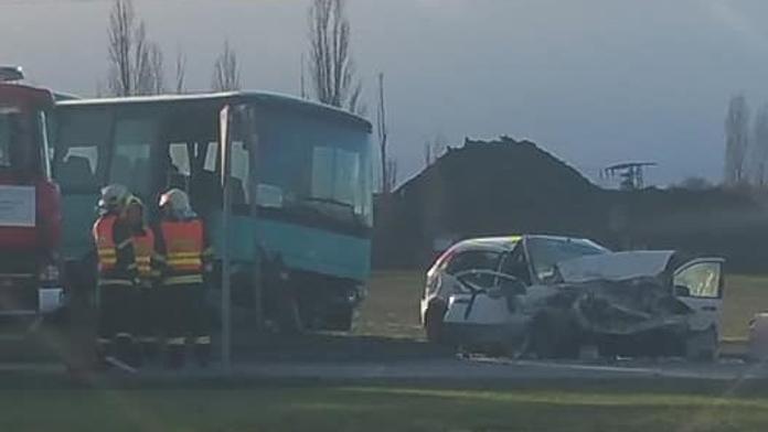 Srážka s autobusem: Řidička (18) zemřela, kamarádka bojuje o život