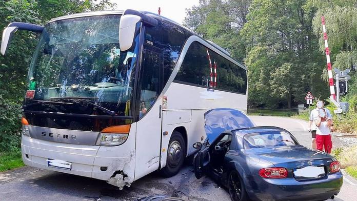 Auto na Vysočině nabouralo do autobusu. Nehoda zablokovala silnici i koleje
