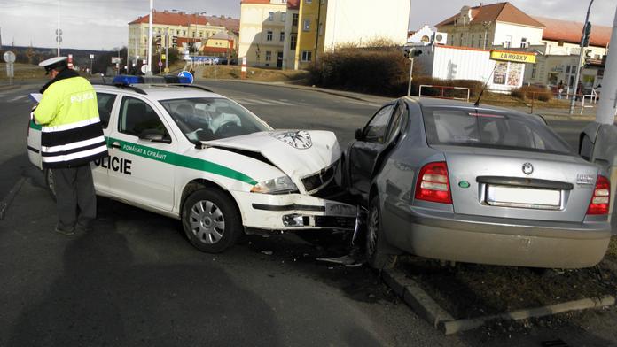 Feťák ujížděl i přes výstřely, zastavil až o policejní auto