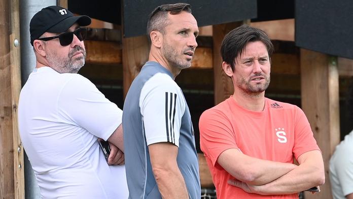 Místopředseda představenstva Sparty František Čupr (zleva), Tomáš Sivok a Tomáš Rosický