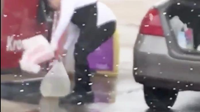 Tomu neuvěříte! Žena natankovala do igelitky, jak tohle asi dopadlo?