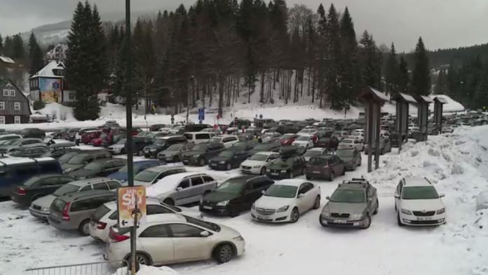 Prázdniny začaly, tisíce lyžařů vyjely na hory do Česka i zahraničí