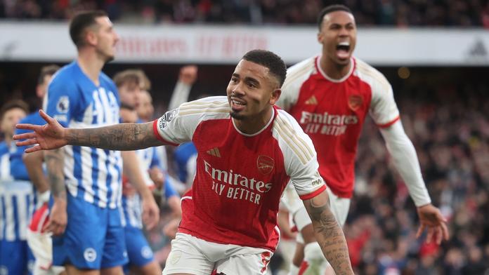 Arsenal po velké převaze porazil Brighton a je první, Liverpool proti United ztratil