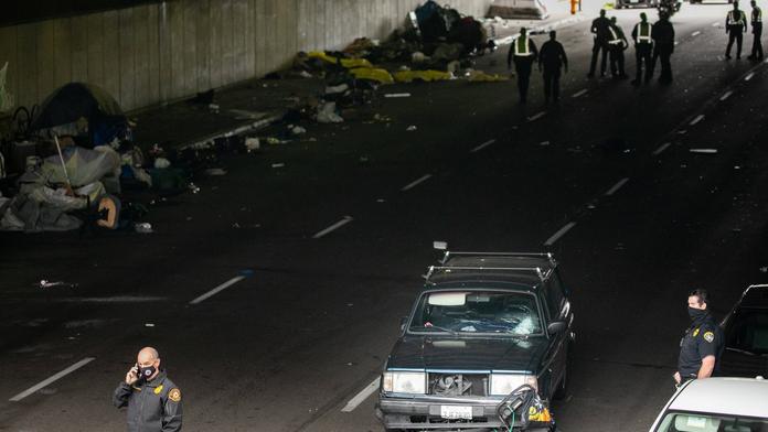 Auto smetlo tábor bezdomovců na chodníku v San Diegu, tři jsou mrtví