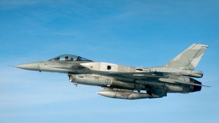 Během letu vypadla ze stíhačky F-16 součástka. Narazila do auta