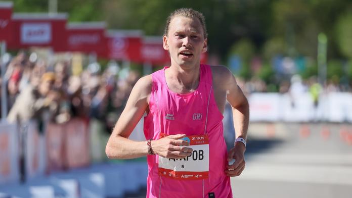 Nepohodlná obuv? Nevadí! Běžec zdolal maraton v kroksech v neuvěřitelném čase