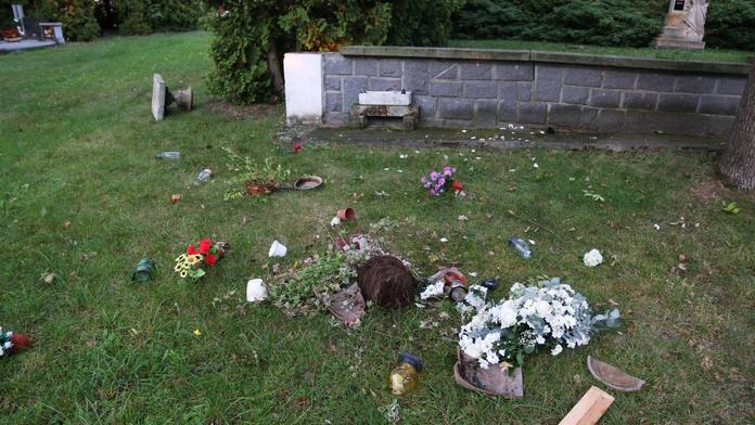 Na hřbitově řádil vandal, poničil rozptylovou loučku. Hledá ho policie!