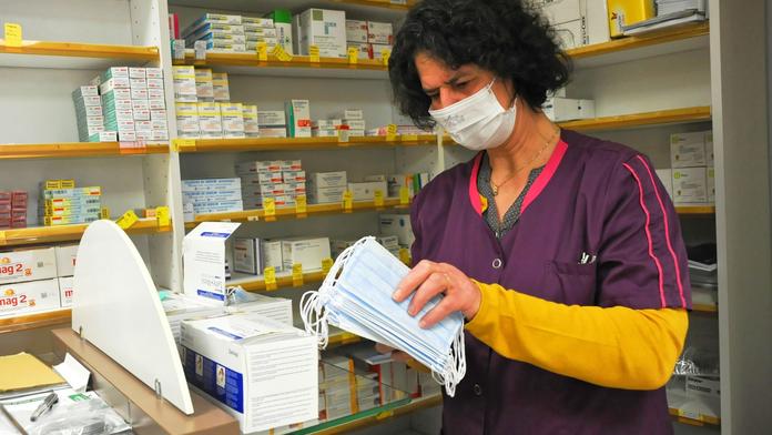 Nákupní horečka kvůli respirátorům. Známé lekárně spadl e-shop