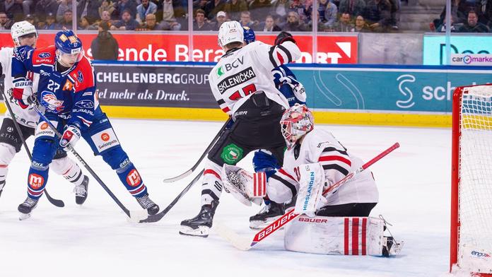 Utržený ze řetězu. Hokejista se při zápase choval jak šílenec, vadil mu trest