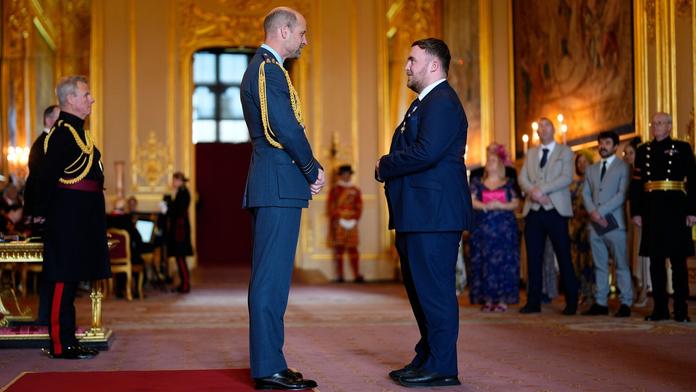 Velká pocta pro Littlera. Šipkařský fenomén převzal ocenění od prince Williama