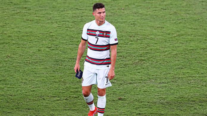 Udělal to znovu! Ronaldo po vypadnutí zahodil kapitánskou pásku