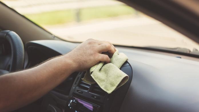 Proč není dobrý nápad kouřit při čištění auta? Kamery zachytily šokující nehodu