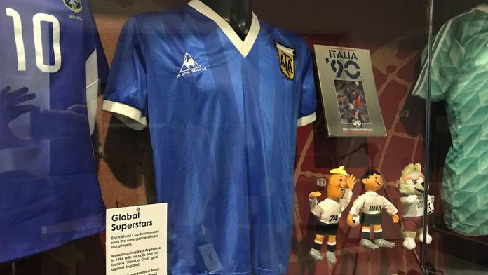 Dres, ve kterém Maradona předvedl boží ruku, jde do aukce. Útočí na rekord