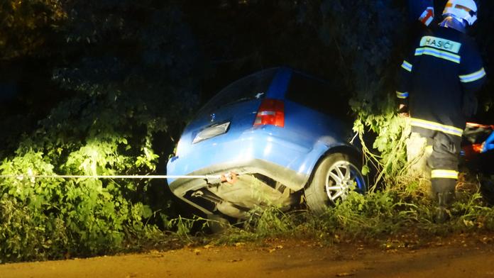 Opilý šofér jel rovně v zatáčce, auto zmizelo v lesíku pod cestou