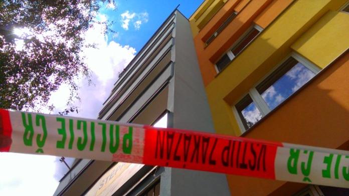 Žena (49) v Kladně přelézala mezi balkóny! Při pádu se vážně zranila