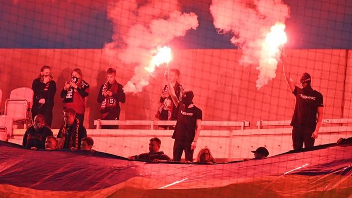 Dělobuchy v hledišti i vytrhané sedačky. Policie po derby vyšetřuje trestný čin