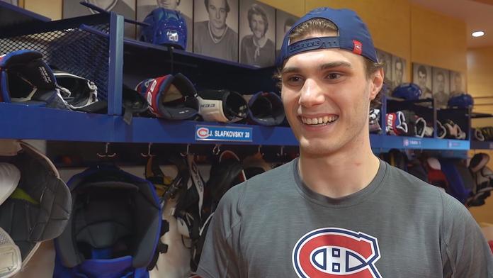 Jednička draftu NHL Slafkovský na kajaku. Sotva projel první branku