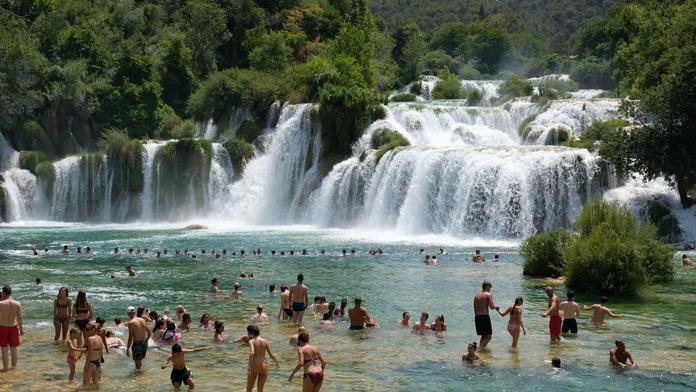 Dva turisté se utopili v Chorvatsku. Táta a dcera se na dně drželi za ruce